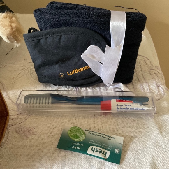 Bundle of Turkish Airlines Plush Pilot & New Lufthansa Business Amenity Kit ✈️ - Picture 6 of 9